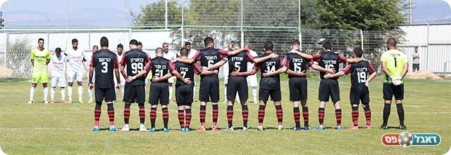 שחקני שתי הקבוצות בדקת הדומייה (קובי פורטל)